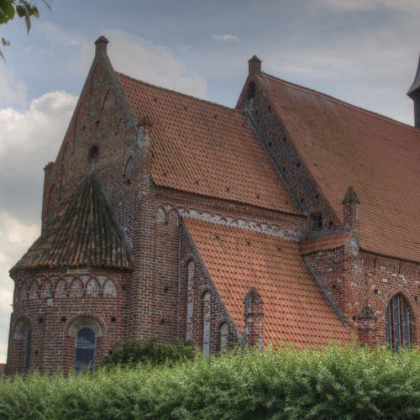 Die faszinierende Backsteingotik der Rügener Kirchen ist etwas ganz besonderes, das sich so nur im  Ostseeraum finden lässt.